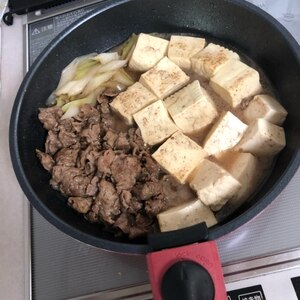 小鉢サイズの肉豆腐。下仁田ネギと牛バラで。